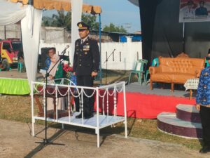 Kapolsek Medang Deras Irup Upacara Penurunan Bendera Merah Putih.