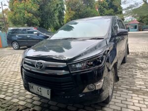 Mobil Dinas UMKM Batu Bara Plat Palsu, Senggol Kenderaan Supra.