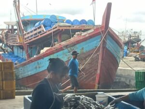 Sorotan Kalangan Publik : Kapal Pukat Trawl di Belawan Nempel ☆☆☆.
