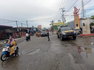 Kanit Samapta Polsek Labuhan Ruku Atur Lalin di Simpang Empat Tanjung Tiram.