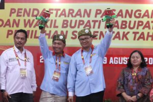 Menjadi Pendaftar Pertama : Pasangan Asri-Lom Lom Diiringi Ribuan Masyarakat Mendaftar ke KPU.