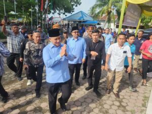 Darwis-Oky Konfrensi Pers Usai Mendaftar di KPU Batu Bara.