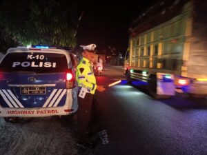 Rawan Laka & Macet : Satlantas Polres Batu Bara Patroli Blue Light di Jalinsum.