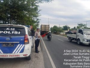 Sat Lantas Polres Batu Bara Kibas Bendera di Lokasi Rawan Laka MenCegah Aksi Kejahatan Jalanan.