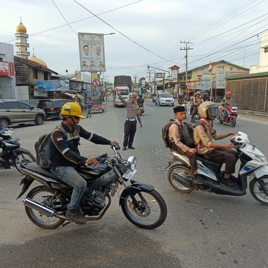 Sat Lantas Batu Bara Pengaturan Lalin di Persimpangan.