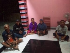 Asri Ludin Tambunan Serahkan Bantuan kepada Korban Banjir.