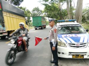 Personil Sat Lantas Patroli Kibas Bendera di Jalinsum.