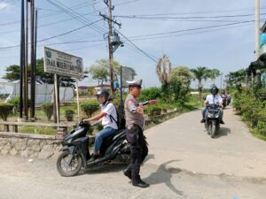 Polisi Lantas Atur Lalin di Rawan Laka & Persimpangan.