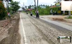 Material Base Course Pelebaran Jalan Berserakan di Badan Jalan.