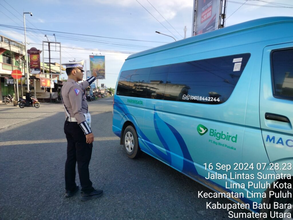 Polantas Polres Batu Bara Pengaturan Lalin di Jalinsum.