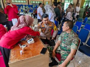 Kapolres Batu Bara Donor Darah di HUT TNI Ke-79.