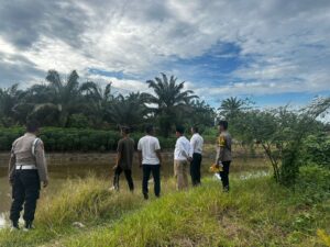 Menangkul Ikan : Polsek Indrapura Temukan Mayat di Parit Pembuangan RSU.