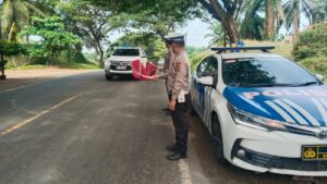 Polantas Lima Puluh Patroli Kibas Bendera Sore Hari di Jalinsum.
