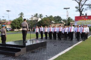 12 Personil Sat Reskrim Terima Reward Kapolres Batu Bara Yang Berprestasi.
