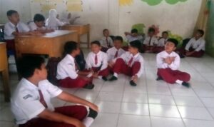 Waw,, Siswa SDN UPT-19 Sumber Padi Batu Bara Belajar di Lantai.