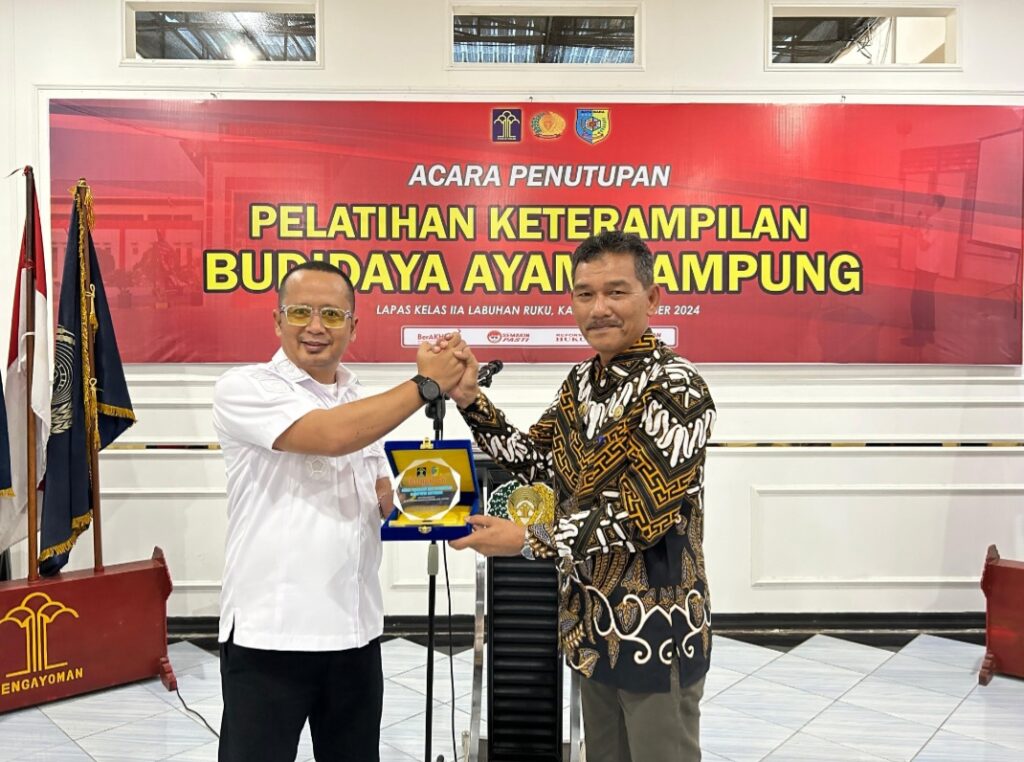 Kalapas Kelas IIA Labuhan Ruku Tutup Kegiatan Pelatihan Budidaya Ayam Kampung.