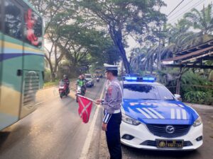 Polantas Batu Bara Patroli Kibas Bendera di Sore Hari.