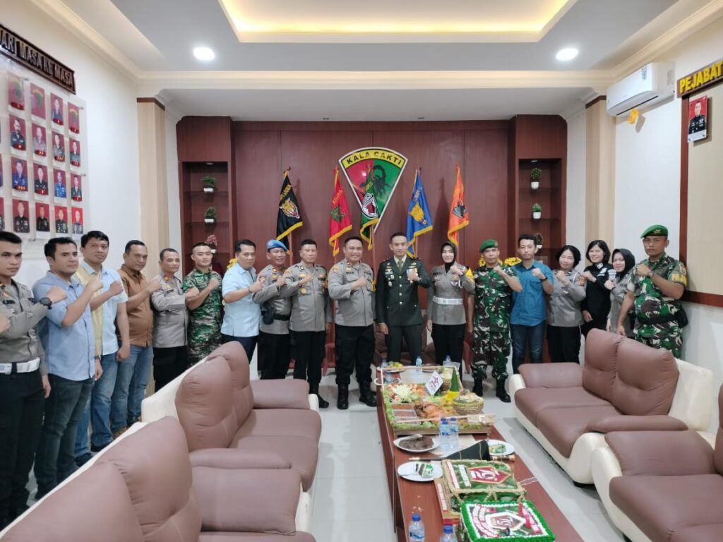 Solidaritas Polres Batu Bara Beri Kado Nasi Tumpeng di HUT TNI Ke-79 Tahun.
