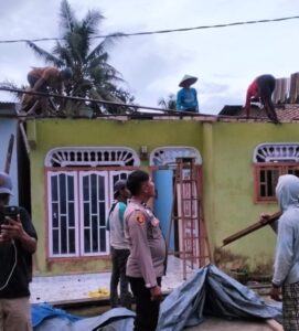 Puting Beliung Terjang Dusun I Desa Tanjung Mulya, Dua Rumah Warga Rusak.
