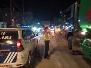 10 Personel Polantas Polres Batu Bara Patroli Blue Light di Titik Macet & Laka.