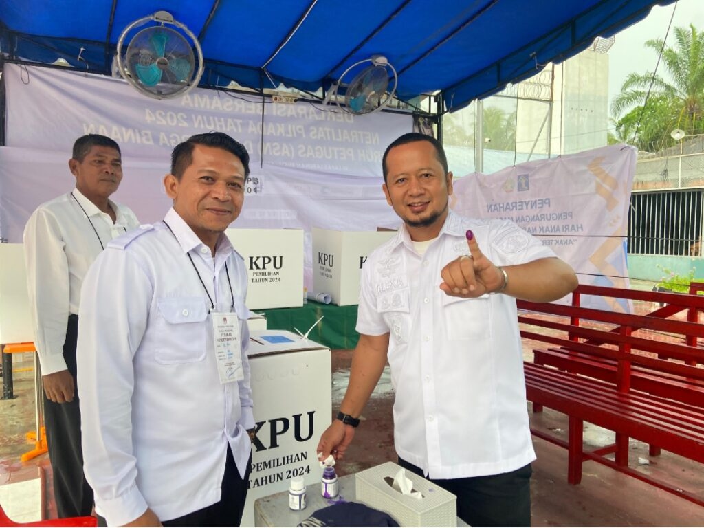 Suara Demokrasi Dari Bilik Jeruji Besi : WB Dan Pegawai Lapas Labuhan Ruku Antusias Salurkan Hak PilihNya di TPS.