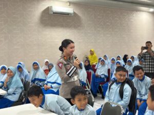 Kasat Lantas Polres Batu Bara Outting Class Siswa/i SDS IT Al Ihya Kel. Tanjung Gading di Polres Batu Bara.