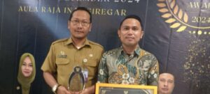 Plt. Diskomimfo Agus Andika Raih Mewakili Pemkab Batu Bara Terima Penghargaan KI Sumut Award 2024.