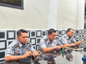 Ka. KPLP Lapas Labuhan Ruku Lakukan Rotasi & Perawatan Gembok Sel Napi.