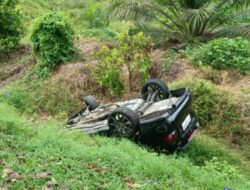 Mobil Sedan Terjungkal Keparit