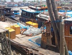 Boat Ditabrak Pukat Apung di Tengah Laut