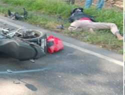 Braakkk, Truk Vs Motor Terlibat Tabrakan di Badan Jalan.