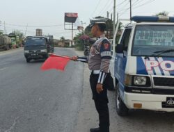 Sat Lantas Polres Batu Bara Kibas Bendera Sore Hari.