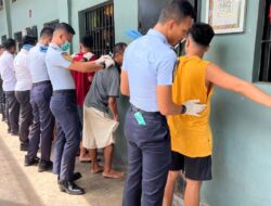 KPLP Lapas Labuhan Ruku Gelar Razia Rutin di Blok Akasia, Pastikan Keamanan Tetap Terjaga.