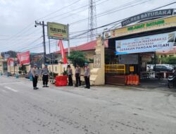 Kasi Propam Tertibkan Parkir Sembarangan di Depan Mako Polres Batu Bara.