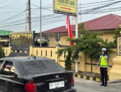 Dua Personil Kepolisian Pengaturan Lalin di Pagi Hari Depan Mako Polres Batu Bara.