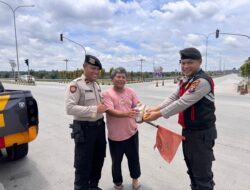 Sat Samapta Polres Batu Bara di Jum’at Barokah Berbagi Makanan Kewarga.