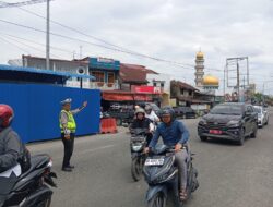 Sat Lantas Polres Batu Bara Pengaturan Lalin Siang Bolong.