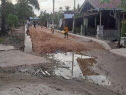 Turap Timbun Disperkim LH Batu Bara Rampung. Muncul Masalah : Pekerja Diduga Gunakan Air Laut Pasang.