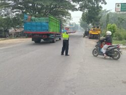 Personil Sat Lantas Polres Batu Bara Pengaturan Lalu Lintas di Persimpangan Jalinsum.