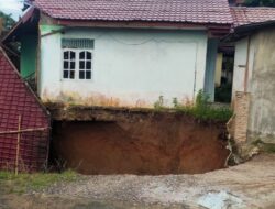 Warga Trauma Akses Jalan Terputus Dan Longsor di Lingk VII Lima Puluh Kota.