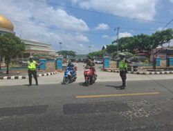 Sat Lantas Polres Batu Bara Pengaturan Arus Lalu Lintas di Mesjid Lima Puluh Usai Pelaksanaan Sholat Jum’at.