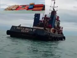 Kapal Tongkang Muatan Peti Kemas Karam di Pulau Pandang Laut Tanjung Tiram.