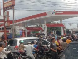 Antri Berhari Hari. Masyarakat Kota Subulussalam : Terus Berjuang Hadapi Kelangkahan BBM.