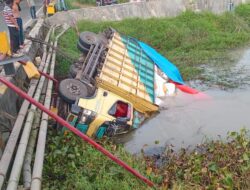 Diduga Ngantuk. Truk Colt Diesel : Tabrak Pagar Jembatan Merbo.