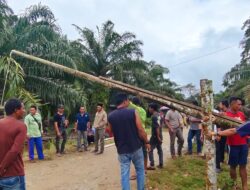 Warga Desa Tualang Tutup Jalan PT. ASN. Dilarang Truck Cold Diesel Muatan Sawit Keluar Masuk.