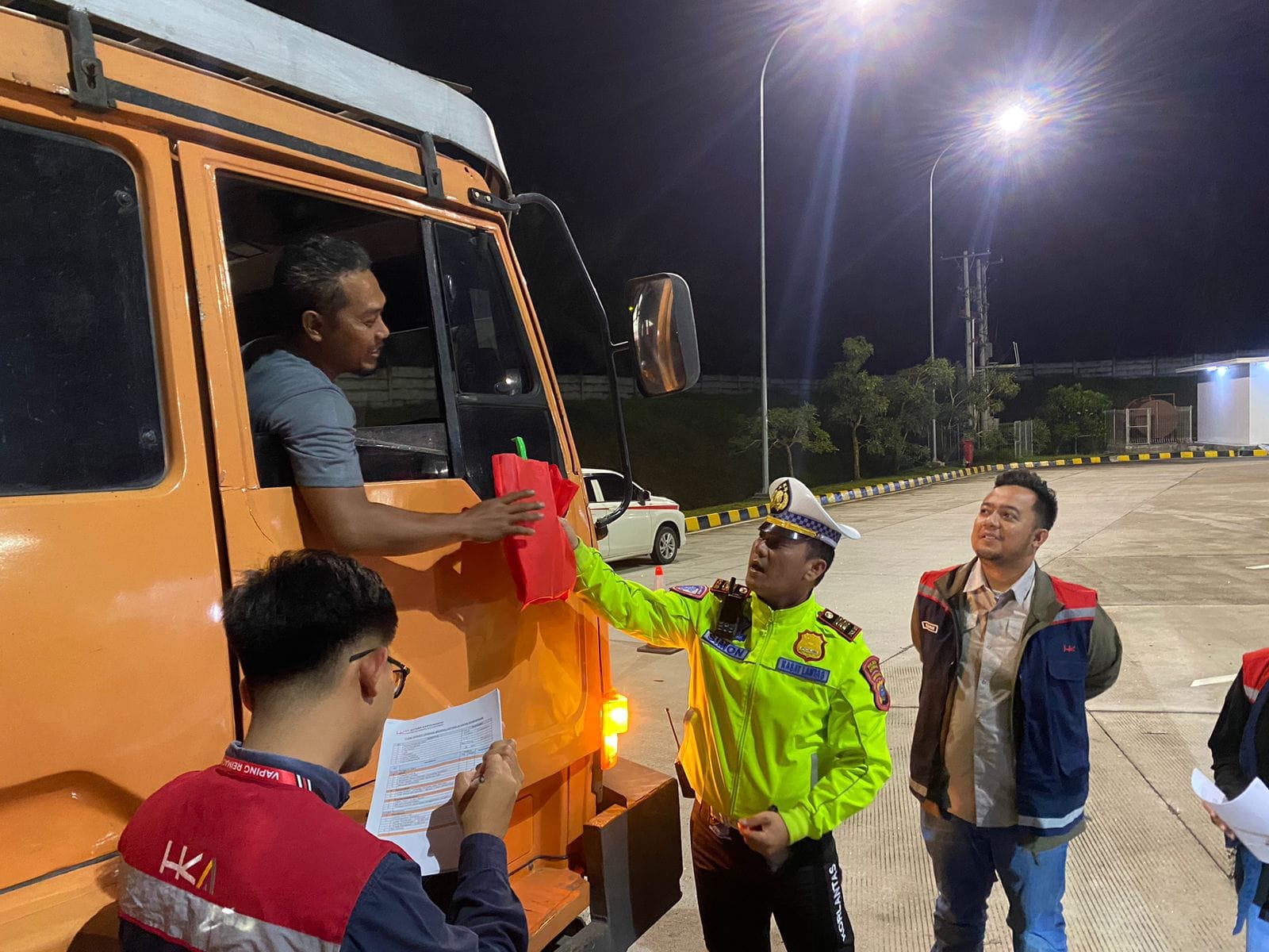 Satlantas Berikan Kopi Kepada Pengemudi 