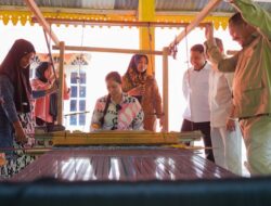 Bupati Tinjau Kampung “Tonun” Songket Batu Bara di Talawi.