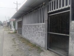 Oknum P2TL PLN Lima Puluh Diduga Paksa IRT Membuka Pintu Pagar Rumah.