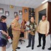 Jalin Hubungan Bilateral. Konsul ‘Jenderal Huang He’ Terima Kain Songket Dari Bupati Batu Bara.