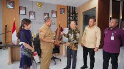 Jalin Hubungan Bilateral. Konsul ‘Jenderal Huang He’ Terima Kain Songket Dari Bupati Batu Bara.